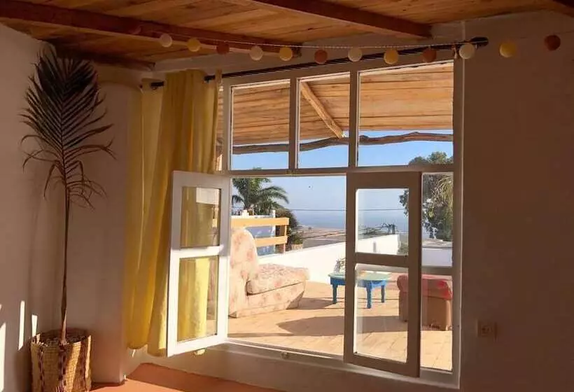 Retkeilymaja Surf House Lodge