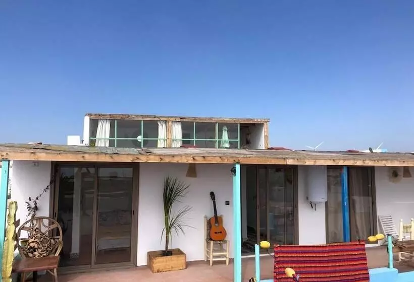 Retkeilymaja Surf House Lodge