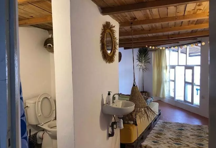 Retkeilymaja Surf House Lodge