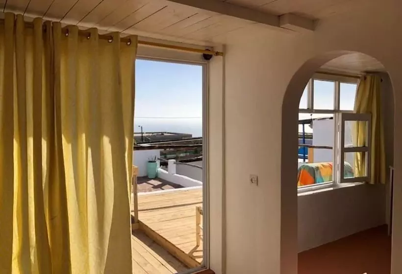 Retkeilymaja Surf House Lodge