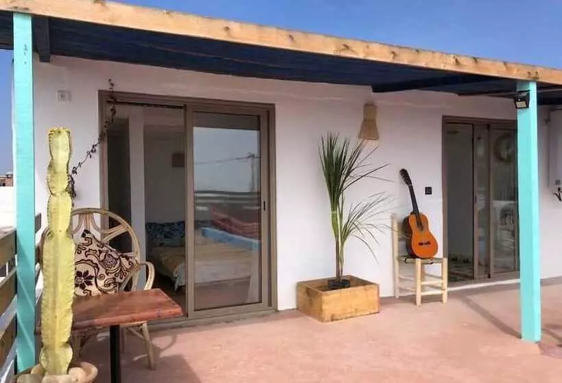 Retkeilymaja Surf House Lodge