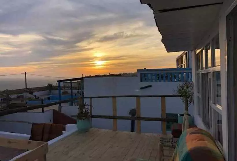 Retkeilymaja Surf House Lodge