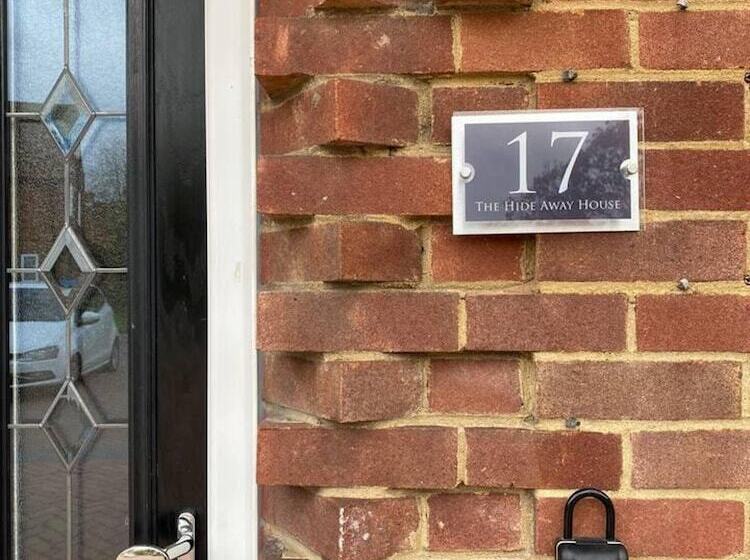 住所 Hide Away House With Hot Tub And Driveway