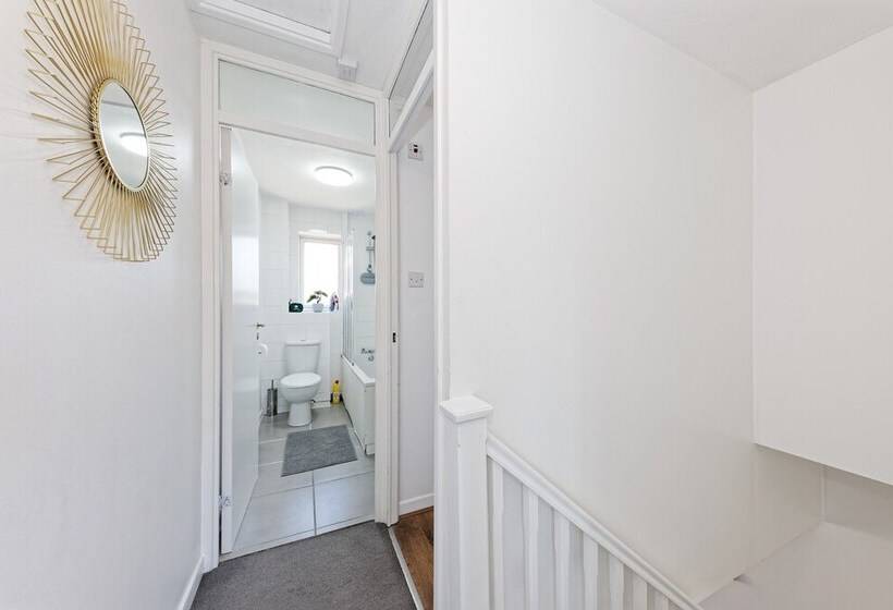 Residència Lovely 2 Bed House In Kent   Parking Available