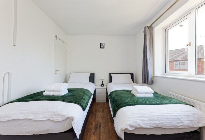 레지던스 Lovely 2 Bed House In Kent   Parking Available