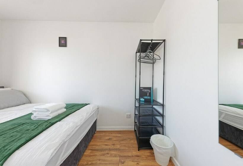 레지던스 Lovely 2 Bed House In Kent   Parking Available