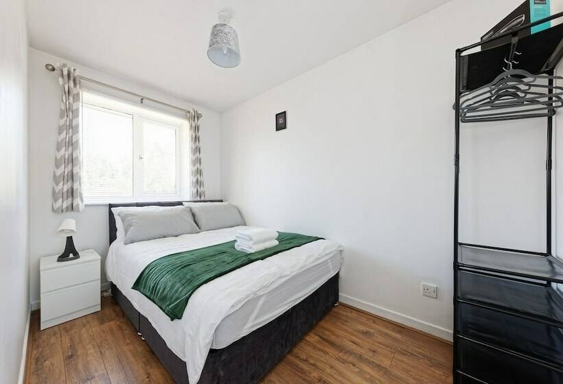 레지던스 Lovely 2 Bed House In Kent   Parking Available