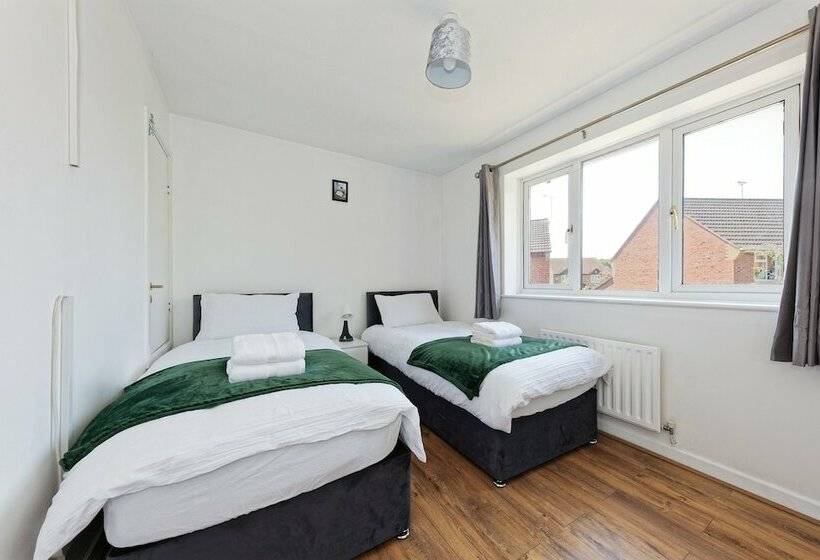 레지던스 Lovely 2 Bed House In Kent   Parking Available