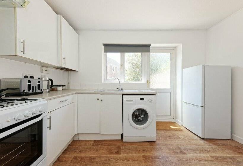 레지던스 Lovely 2 Bed House In Kent   Parking Available