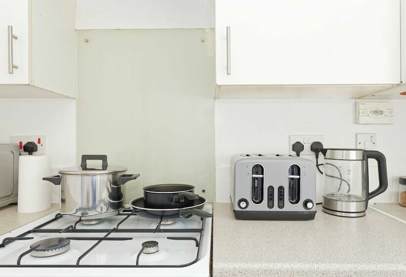 إقامة Lovely 2 Bed House In Kent Parking Available