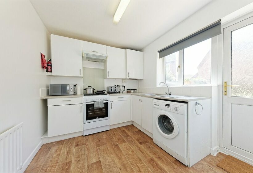 레지던스 Lovely 2 Bed House In Kent   Parking Available