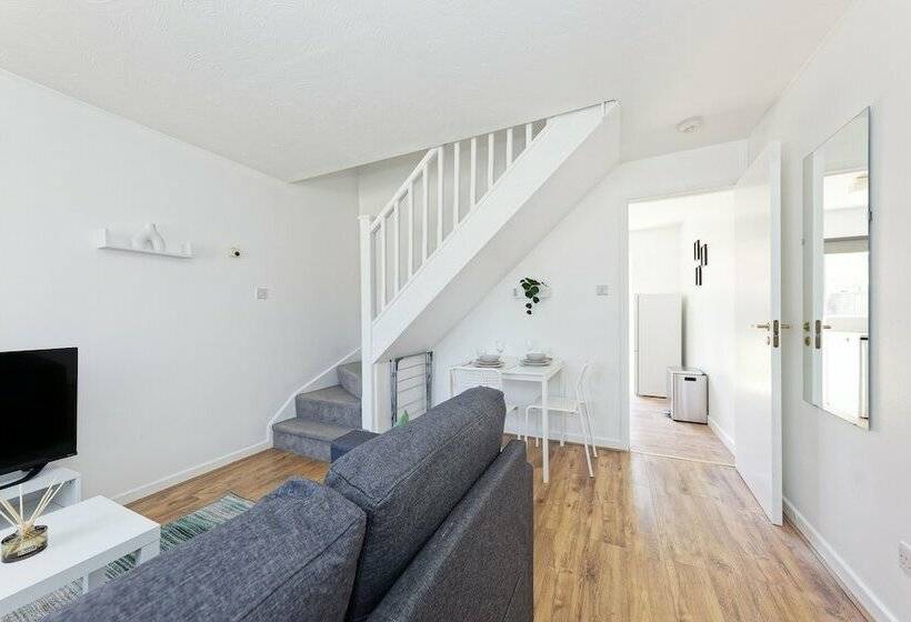 레지던스 Lovely 2 Bed House In Kent   Parking Available