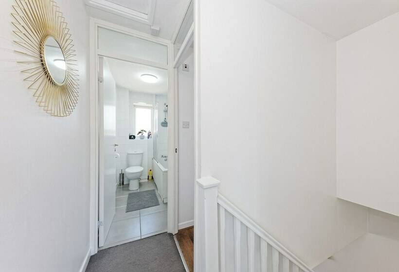 레지던스 Lovely 2 Bed House In Kent   Parking Available