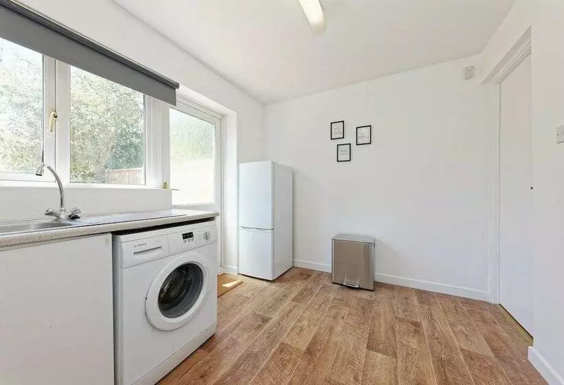 Residenssi Lovely 2 Bed House In Kent   Parking Available