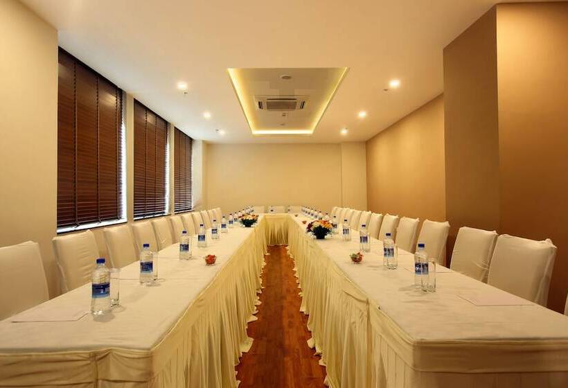 Hotel Starlit Suites Kochi