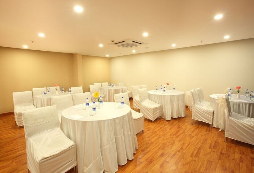 Hotel Starlit Suites Kochi