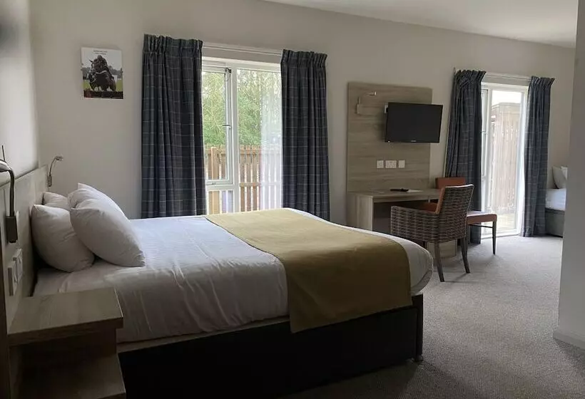 هتل The Lodge At Perth Racecourse