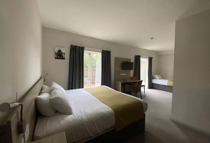 هتل The Lodge At Perth Racecourse