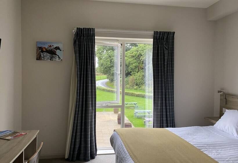 فندق The Lodge At Perth Racecourse