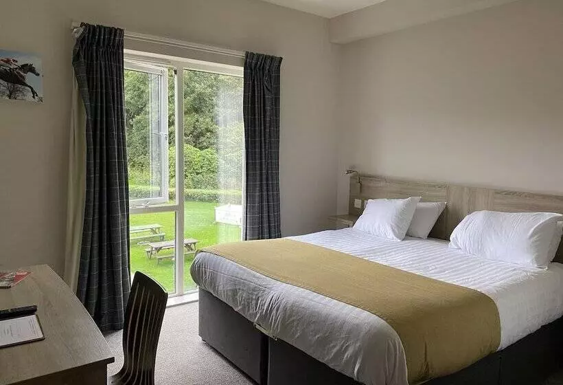 هتل The Lodge At Perth Racecourse