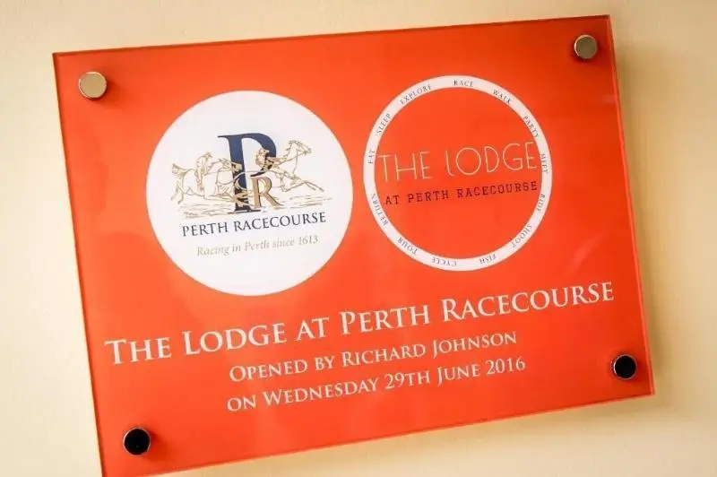 هتل The Lodge At Perth Racecourse