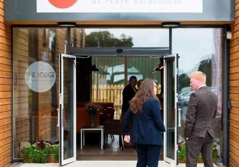 هتل The Lodge At Perth Racecourse