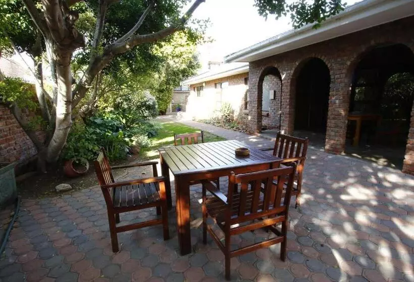 پانسیون Bluewater Beachfront Guest House