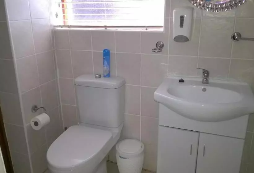 پانسیون Bluewater Beachfront Guest House
