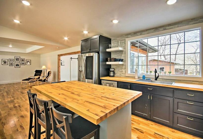 Airy Bella Vista House W/ Decks & Gas Grill!