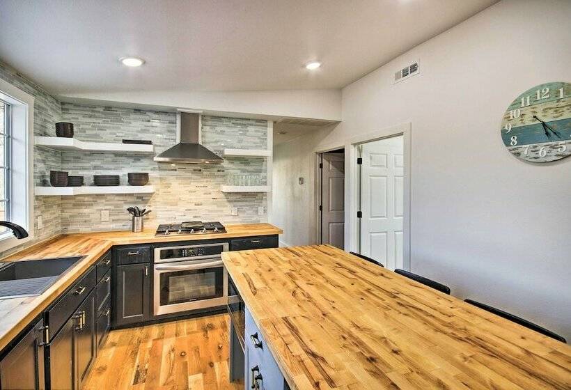 Airy Bella Vista House W/ Decks & Gas Grill!