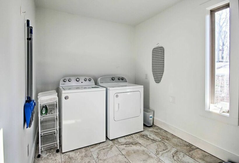 Airy Bella Vista House W/ Decks & Gas Grill!