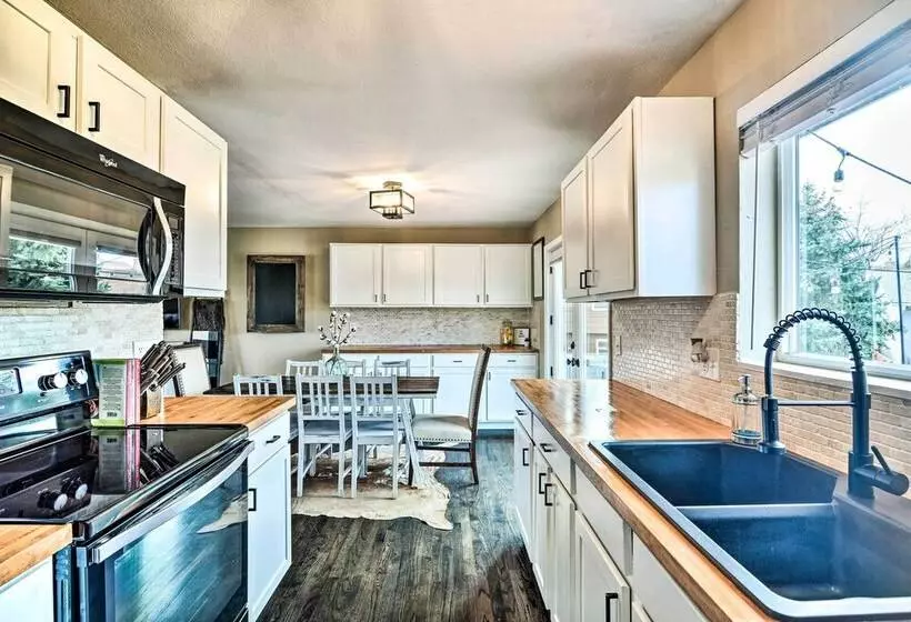 Arvada House W/ Fire Pit & Outdoor Kitchen!