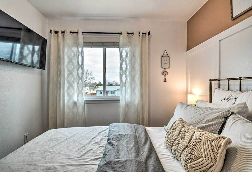 Arvada House W/ Fire Pit & Outdoor Kitchen!