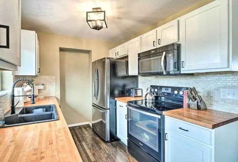Arvada House W/ Fire Pit & Outdoor Kitchen!