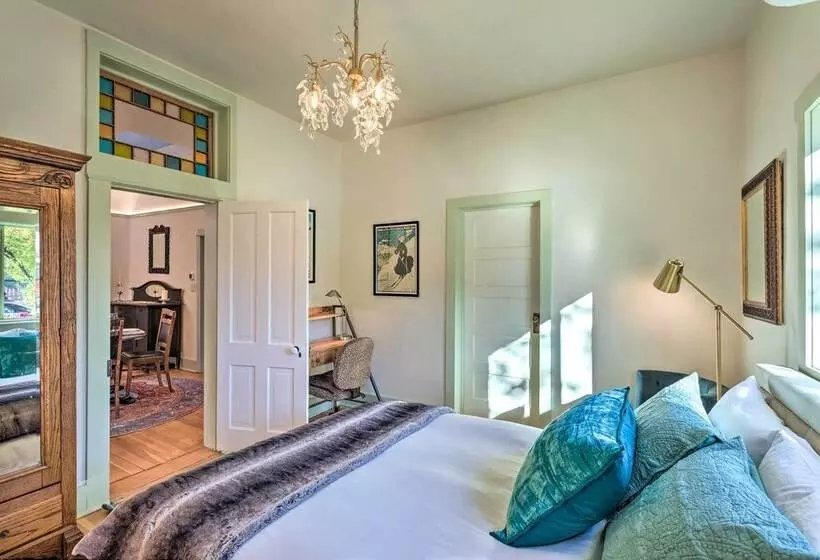 Carbondale Home   Steps To Dine, Shop & Hike!