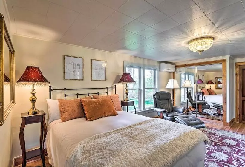 Carbondale Home   Steps To Dine, Shop & Hike!