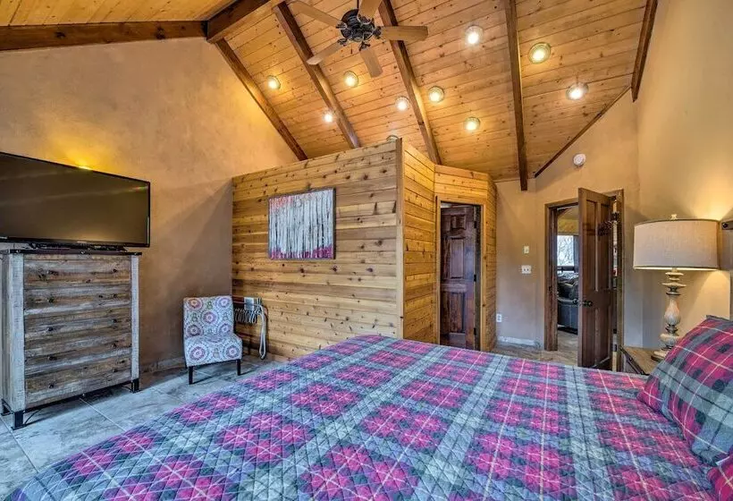 Central Ruidoso Mountain Home W/ Step Free Access!