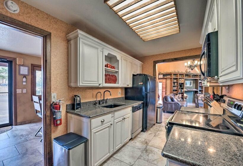 Central Ruidoso Mountain Home W/ Step Free Access!