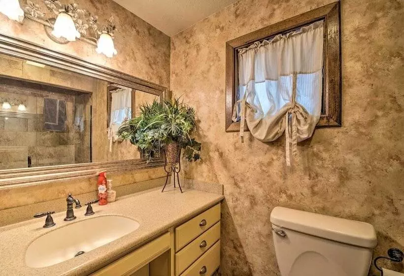 Central Ruidoso Mountain Home W/ Step Free Access!