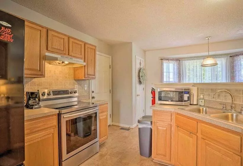 Sandston Home W/ Private Pool ~ 9 Mi To Richmond!