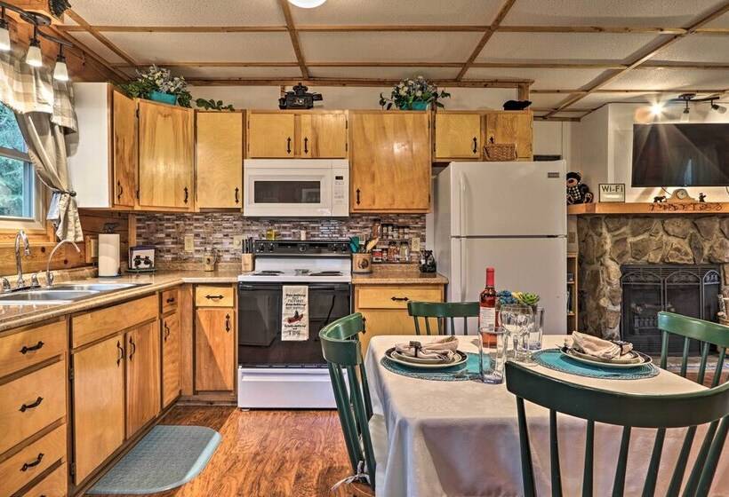 Smoky Mountain  Cozy Cove  Cabin: Deck & Fire Pit!