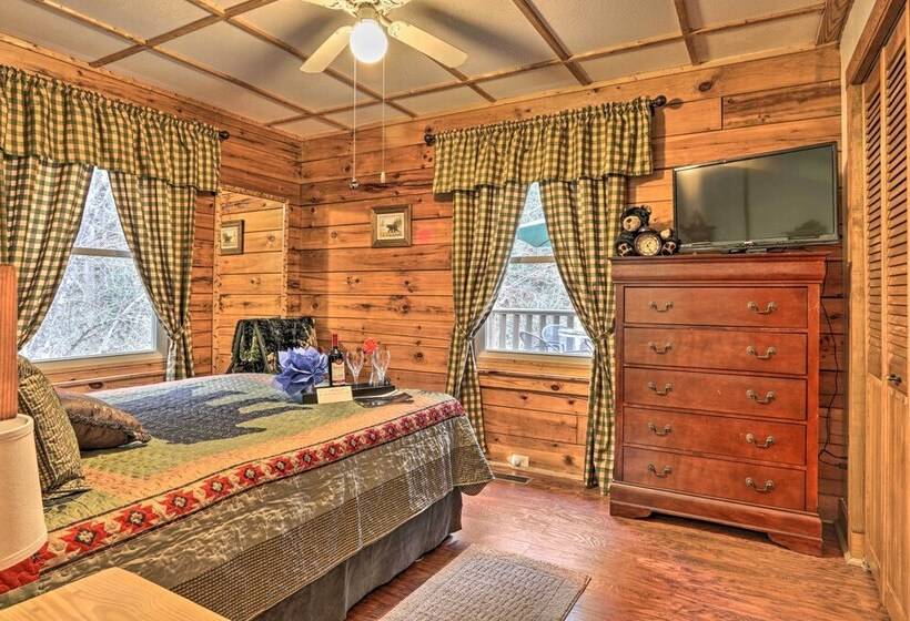 Smoky Mountain  Cozy Cove  Cabin: Deck & Fire Pit!