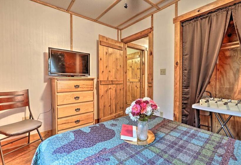 Smoky Mountain  Cozy Cove  Cabin: Deck & Fire Pit!