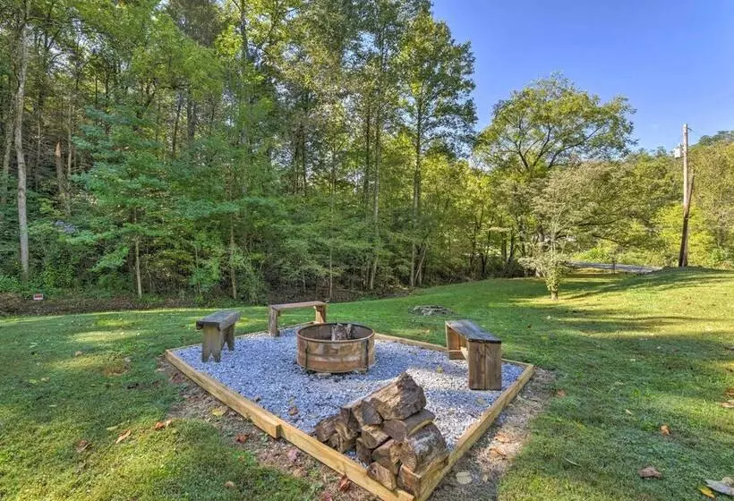 Smoky Mountain  Cozy Cove  Cabin: Deck & Fire Pit!