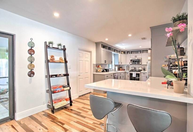 Dreamy Wilton Manors Oasis: Dine, Shop & Swim!