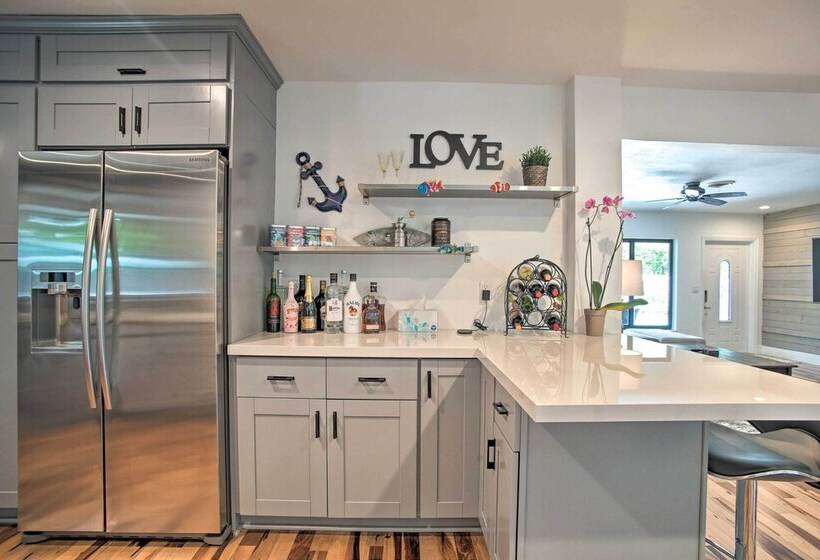 Dreamy Wilton Manors Oasis: Dine, Shop & Swim!