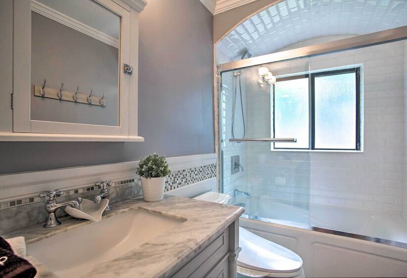 Dreamy Wilton Manors Oasis: Dine, Shop & Swim!