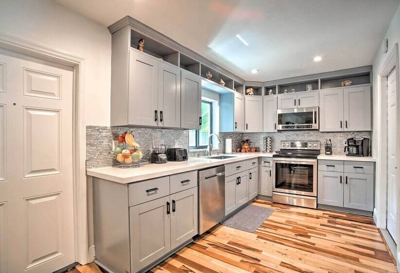 Dreamy Wilton Manors Oasis: Dine, Shop & Swim!