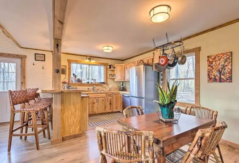 Hendersonville Cabin W/ Hot Tub, Views & Fire Pit!