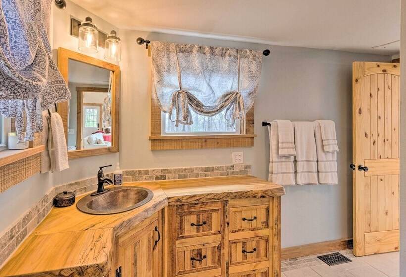 Hendersonville Cabin W/ Hot Tub, Views & Fire Pit!